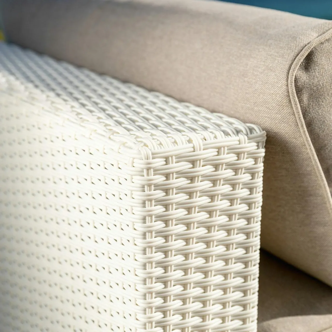 MOBELLIA Chauffeuse de jardin en résine tressée Palma Blanc et taupe Tressé Blanc - Taupe Discount