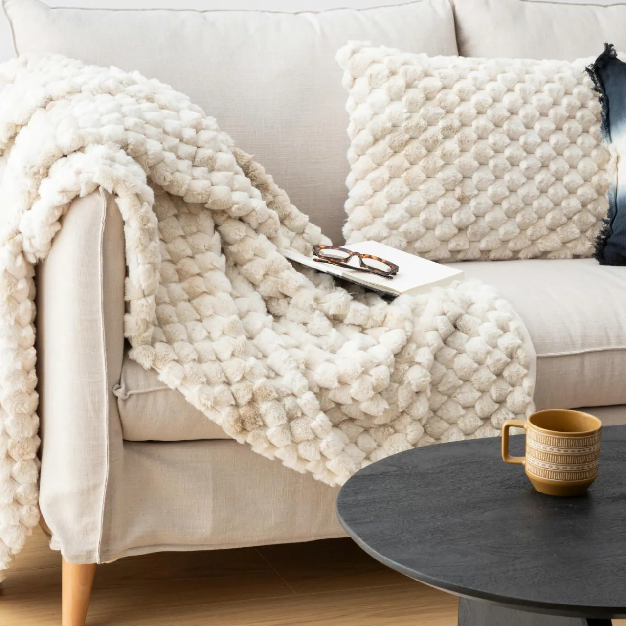 Atmosphera, cru017dateur d'intu017drieur Coussin rectangulaire fausse fourrure (38 x 58 cm) Adriel Beige Hot