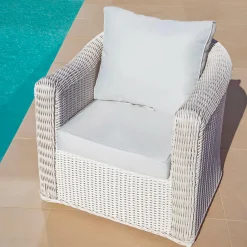 MOBELLIA Fauteuil de jardin en résine tressée Calvi Blanc et gris clair Tressé Blanc - Gris clair New