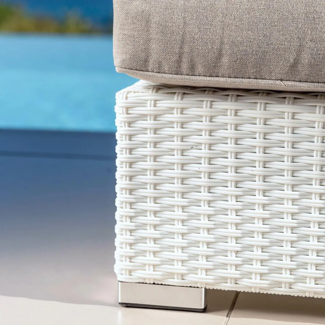 MOBELLIA Fauteuil de jardin en résine tressée Palma Blanc et taupe Tressé Blanc - Taupe Hot