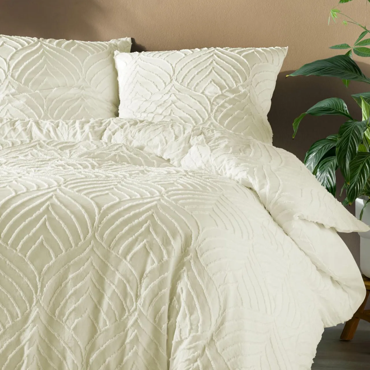 douceur d'intu017drieur Housse de couette et deux taies microfibre tuftée (240 x 220 cm) Heltie Ivoire Sale