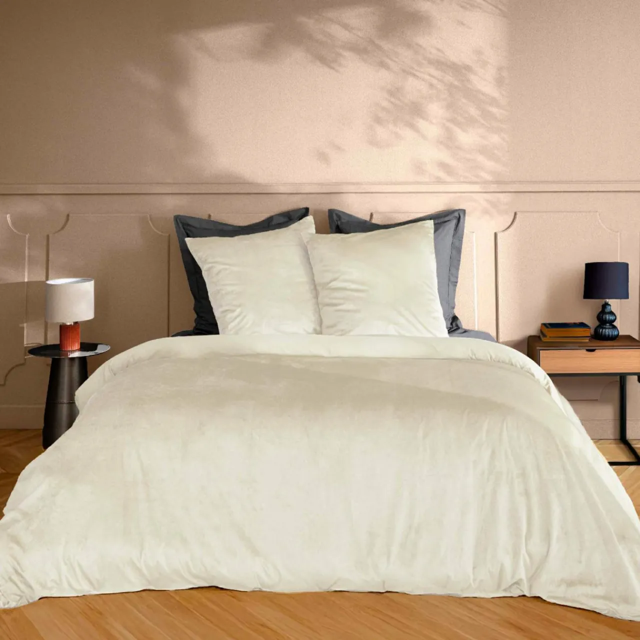 douceur d'intu017drieur Housse de couette et deux taies d'oreiller velours (240 x 220 cm) Velina Ecru Sale