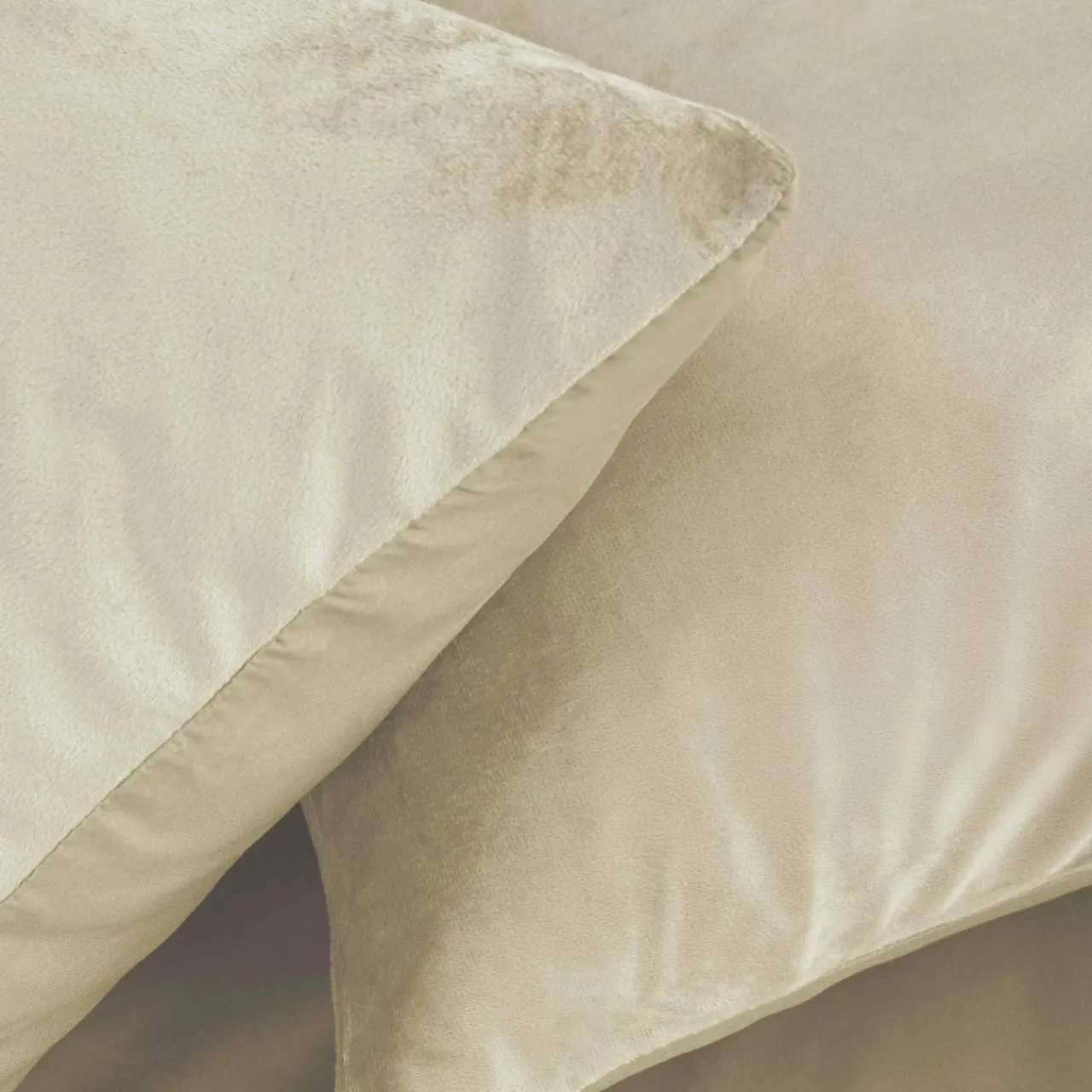 douceur d'intu017drieur Housse de couette et deux taies d'oreiller velours (240 x 220 cm) Velina Ecru Sale