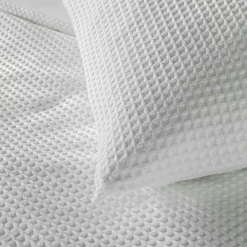 douceur d'intu017drieur Housse de couette et deux taies d'oreiller effet nid d'abeille (240 x 220 cm) Abelia Blanc Clearance