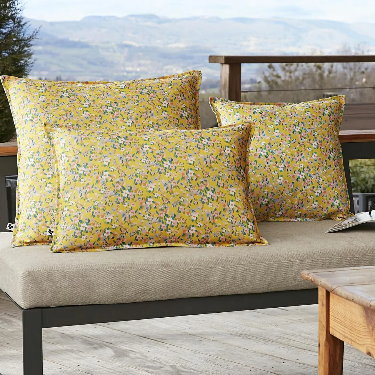 L'effet papillon Housse de coussin extérieur carrée (45 x 45 cm) Manon Jaune Sale