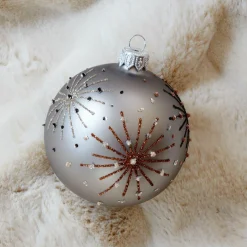KAEMINGK Lot de 6 boules de Noël (D80 mm) en verre Kery , Noix de pécan et Gris marbre Blanc laine Hot