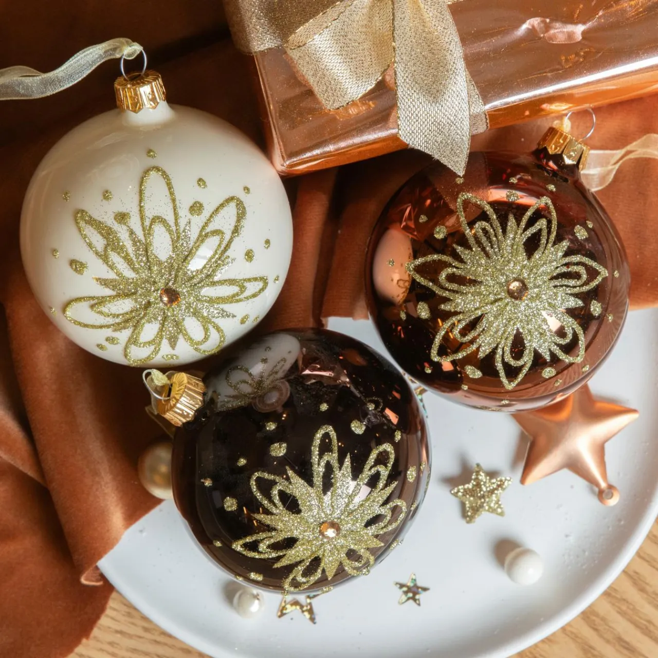 KAEMINGK Lot de 6 boules de Noël en verre (D80 mm) Pétales dorées Noir truffé