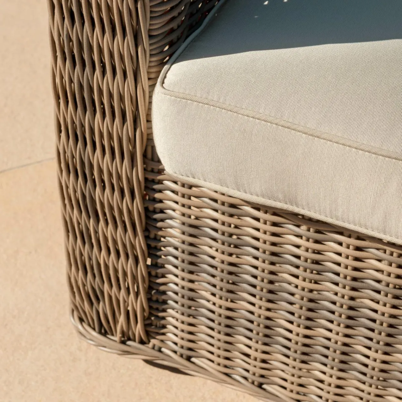 MOBELLIA Salon de jardin en résine tressée 4 places 4 pcs Calvi Sepia et taupe Tressé Sepia - Taupe Discount