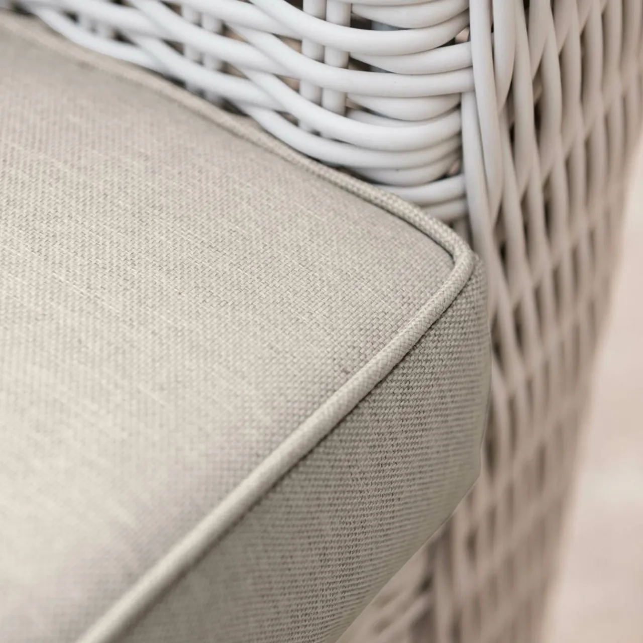 MOBELLIA Salon de jardin en résine tressée 5 places 4 pcs Calvi Blanc et taupe Tressé Blanc - Taupe Outlet