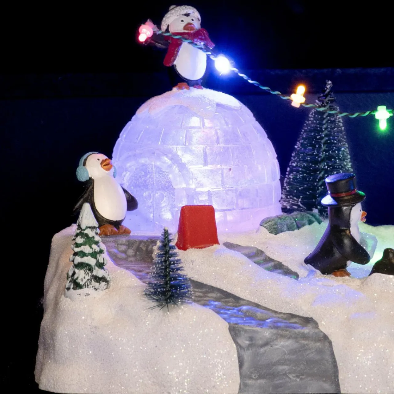 KAEMINGK Scène de vie illuminée à piles Aire de jeu des pingouins Multicolore Clearance