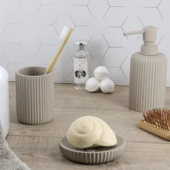 TENDANCE Set d'accessoires salle de bain résine Strié Taupe Discount