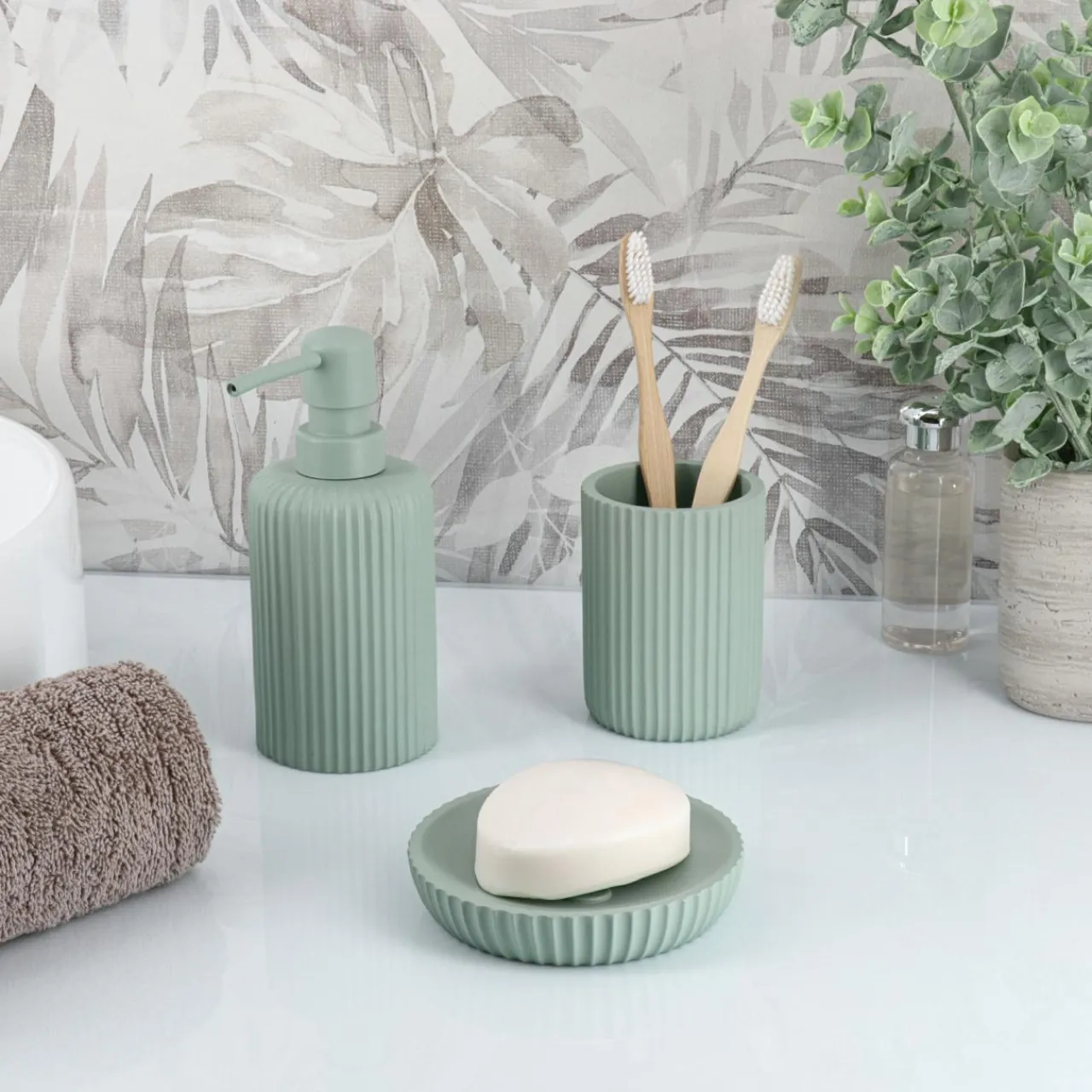 TENDANCE Set d'accessoires salle de bain résine Strié Vert Eucalyptus Outlet