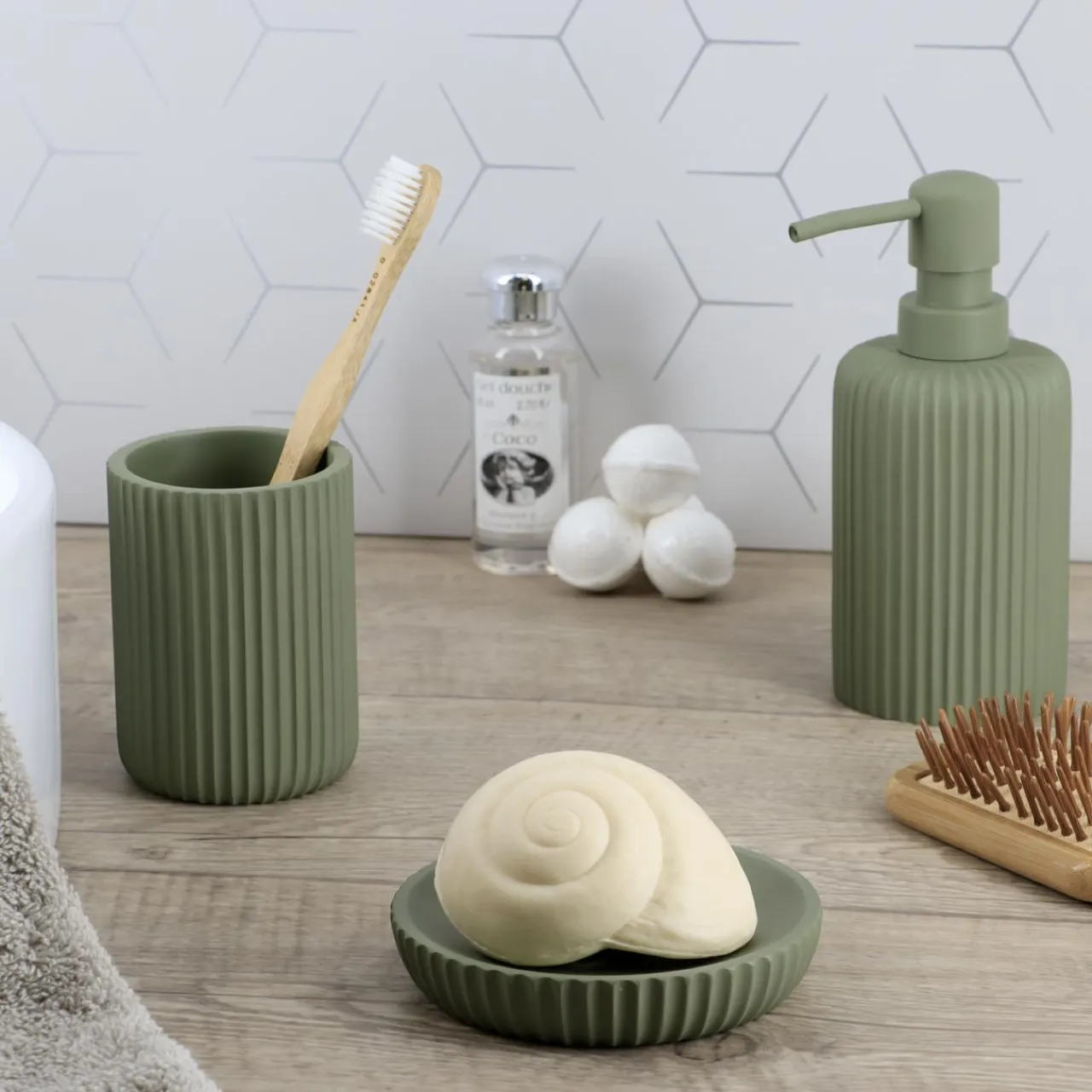 TENDANCE Set d'accessoires salle de bain résine Strié Vert kaki Clearance
