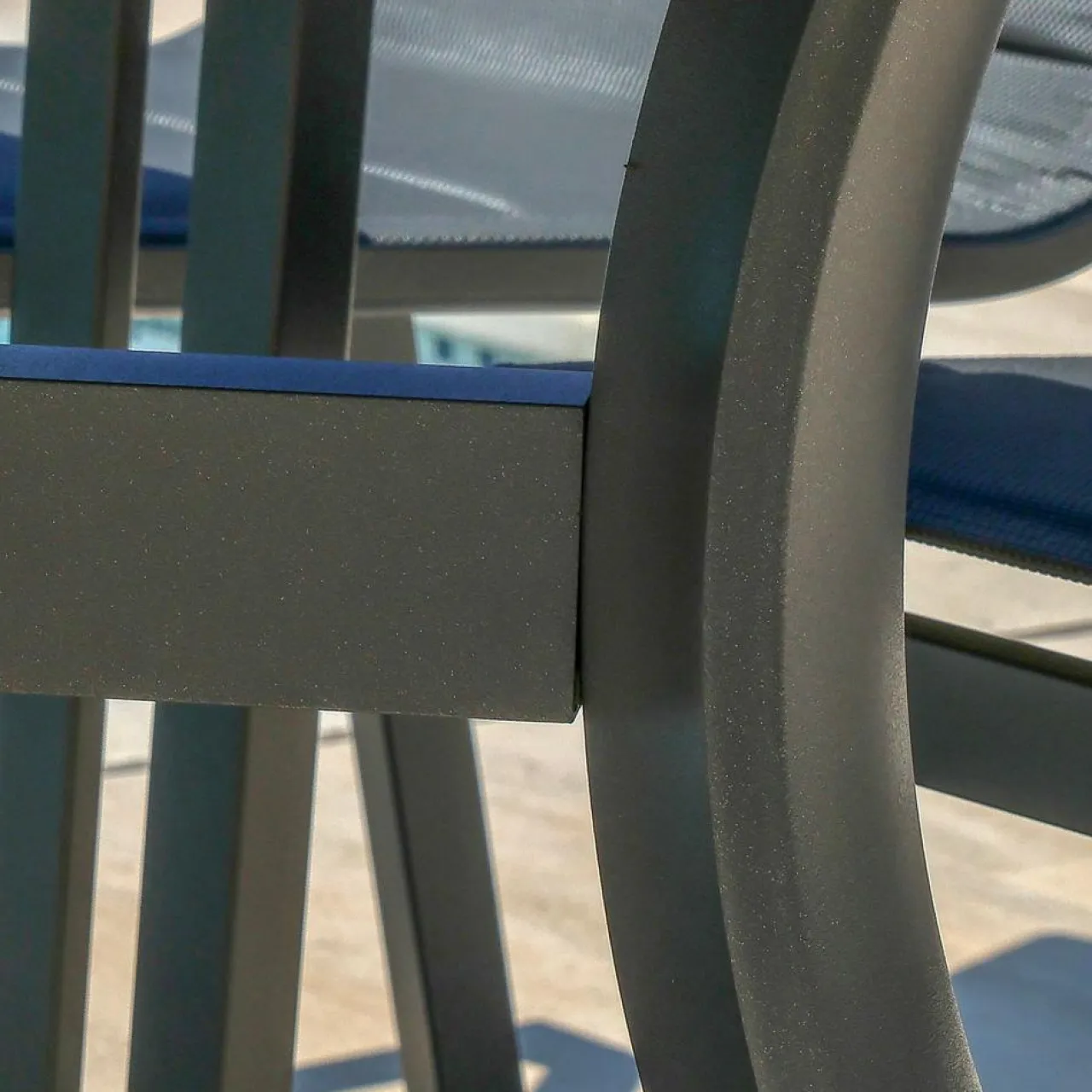 MOBELLIA Table de jardin carrée en aluminium 8 places (136 x 136 cm) Amalfi Gris Anthracite Outlet