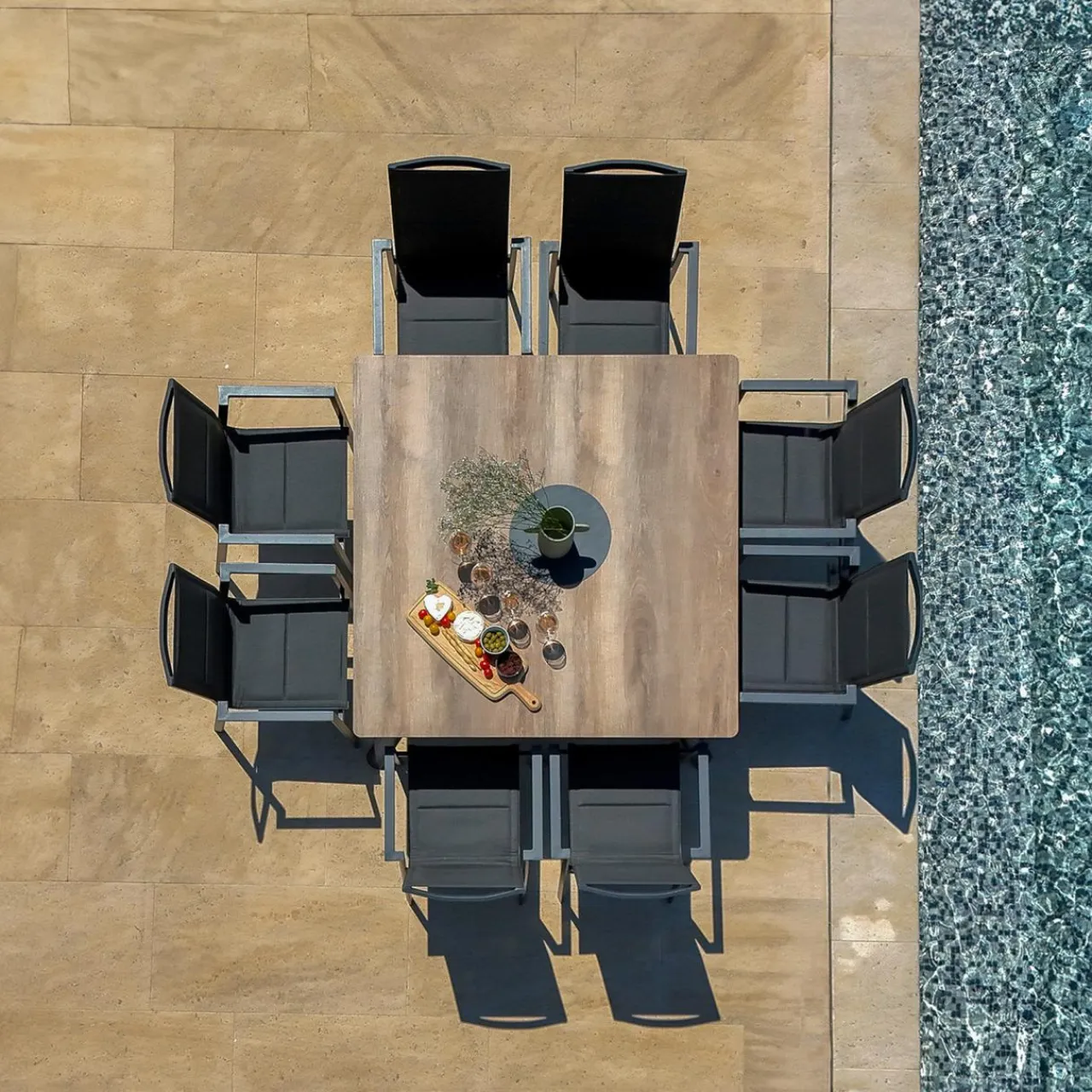 MOBELLIA Table de jardin carrée en aluminium 8 places (136 x 136 cm) Amalfi Gris Anthracite Outlet