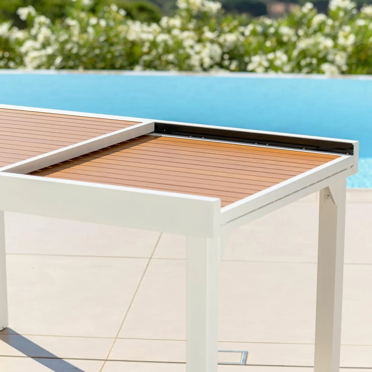 MOBELLIA Table de jardin extensible en aluminium 10 places effet bois (135/270 x 90 cm) Murano Blanc