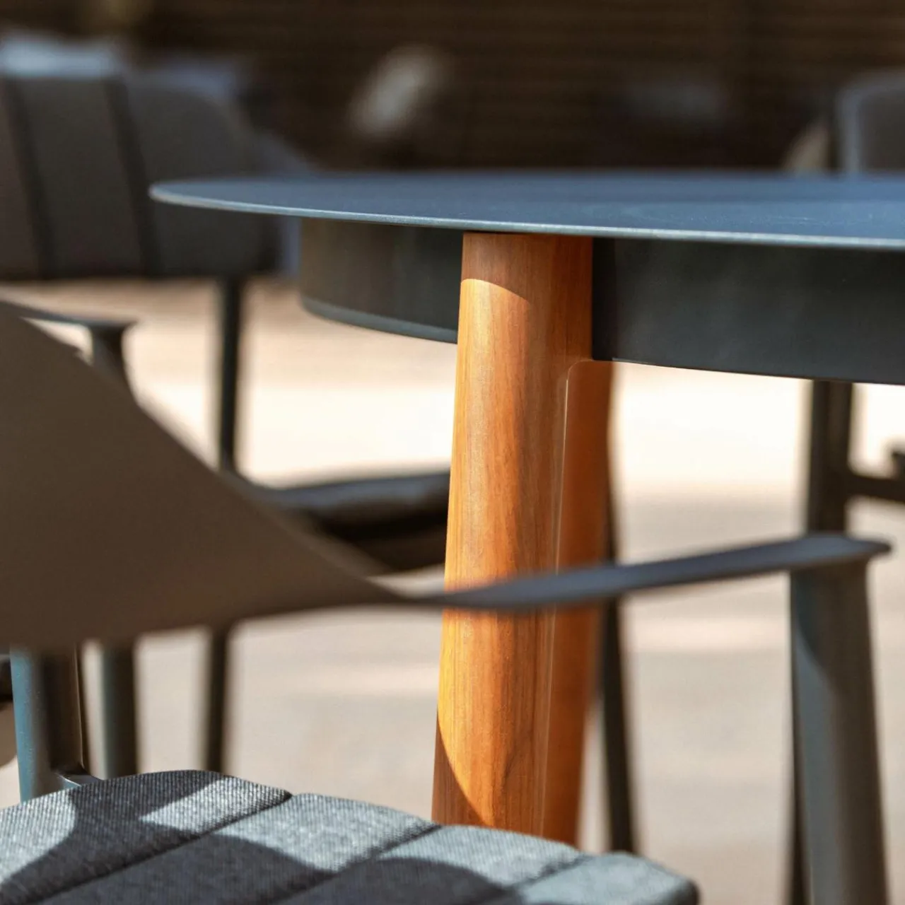 MOBELLIA Table de jardin ronde en aluminium 8 places (D149 cm) Monte Carlo Gris Anthracite