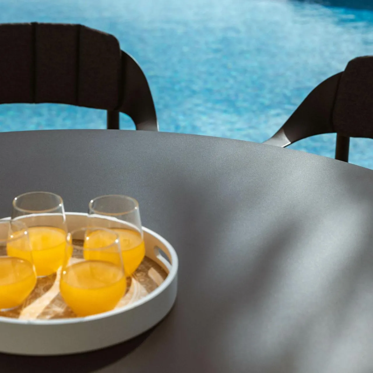 MOBELLIA Table de jardin ronde en aluminium 8 places (D149 cm) Monte Carlo Gris Anthracite