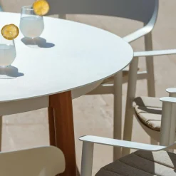 MOBELLIA Table de jardin ronde en aluminium 8 places (D149 cm) Monte Carlo Blanc Hot