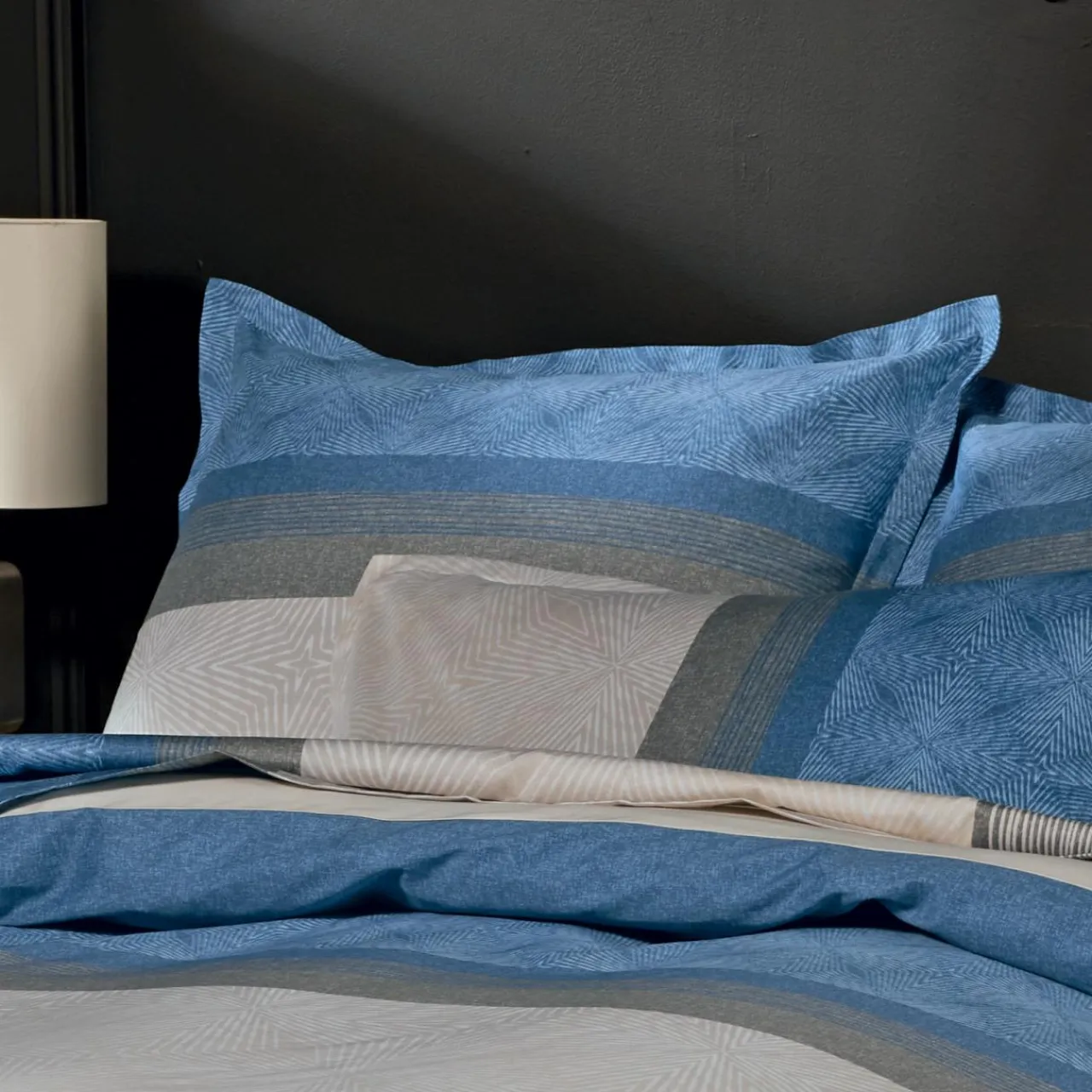 TRADI LINGE Taie d'oreiller carrée satin de coton (65 x 65 cm) Tiago e Bleu