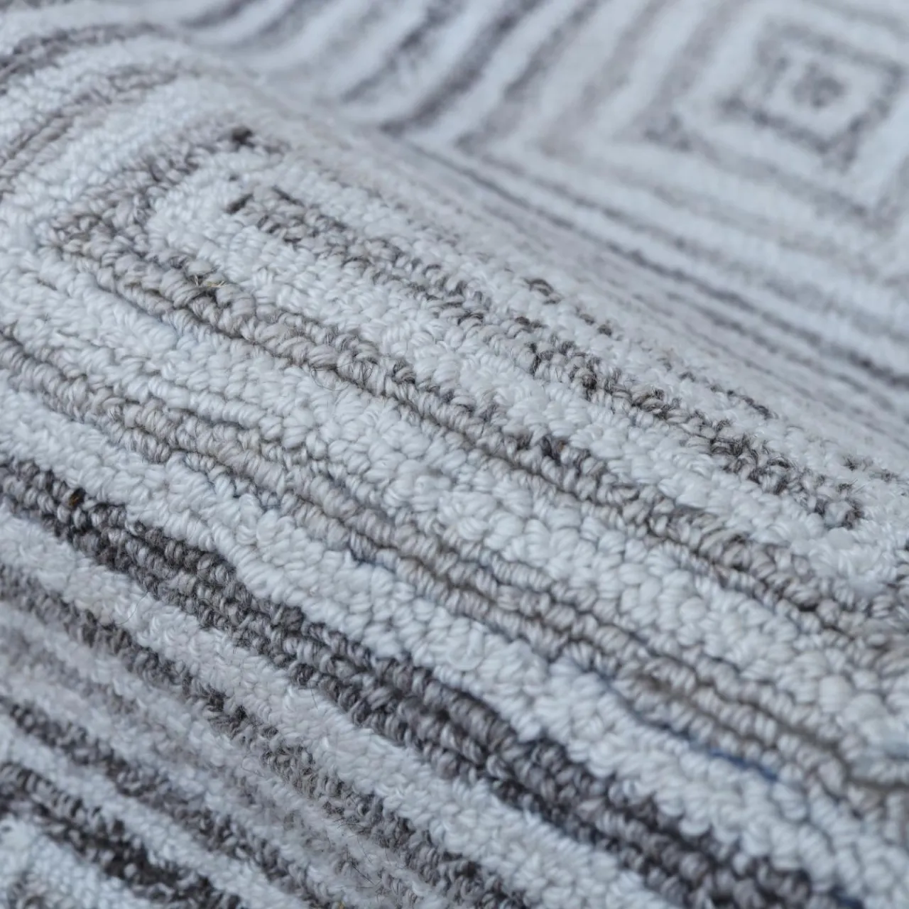 EMINZA Tapis de salon rectangulaire matière recyclée tuftée (160 x 230 cm) Shelton Gris Hot
