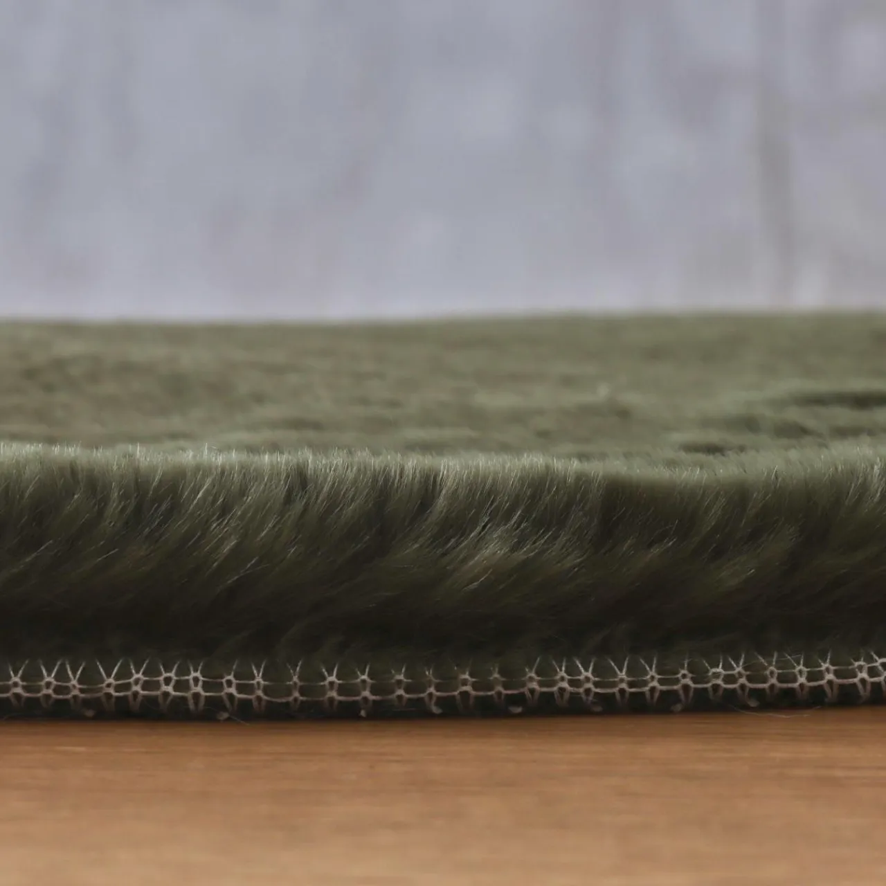 EMINZA Tapis rectangulaire fausse fourrure (140 x 200 cm) Finn Vert kaki