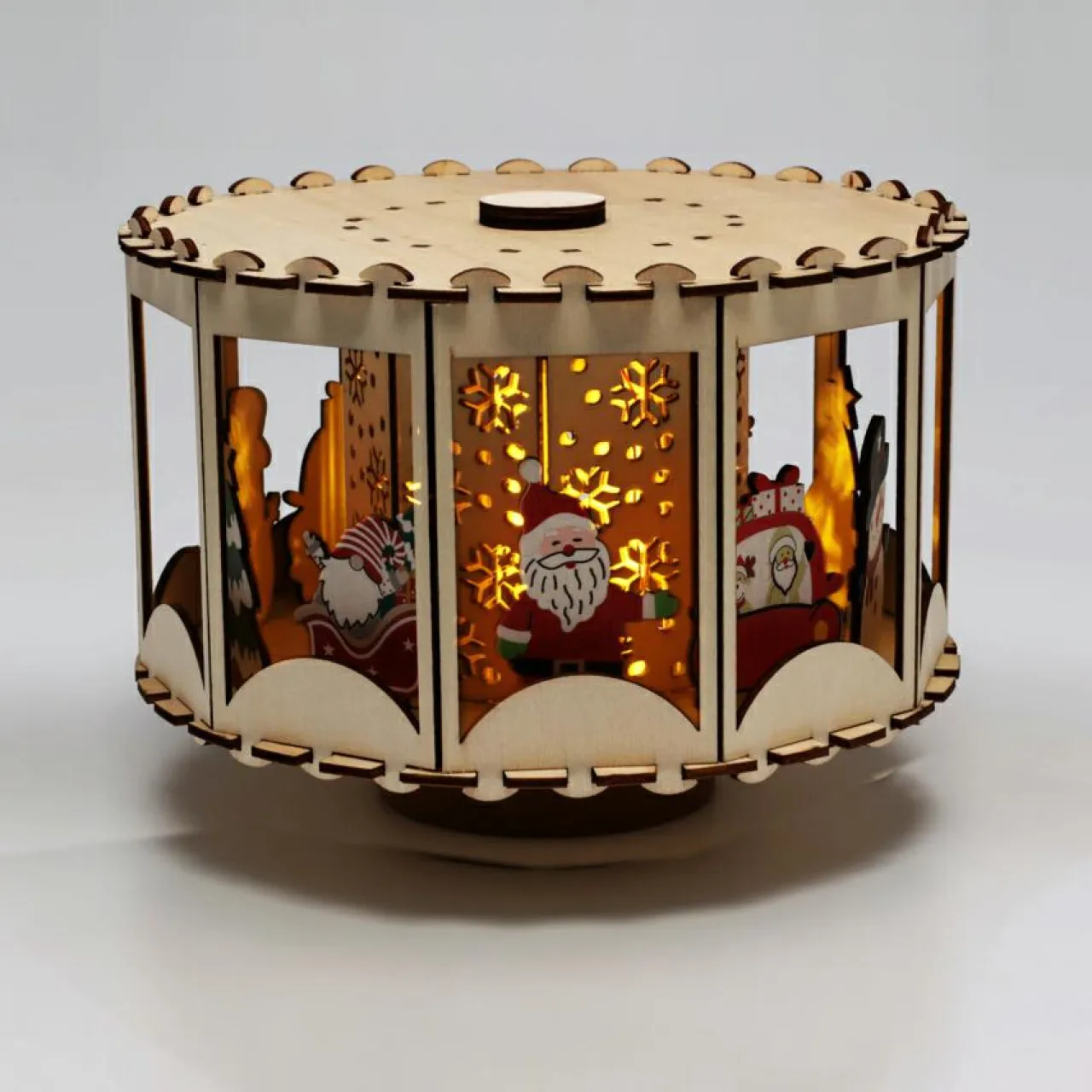 KOOPMAN Village de Noël en bois animé et lumineux à piles (20 x H14 cm) Carrousel enchanté Naturel