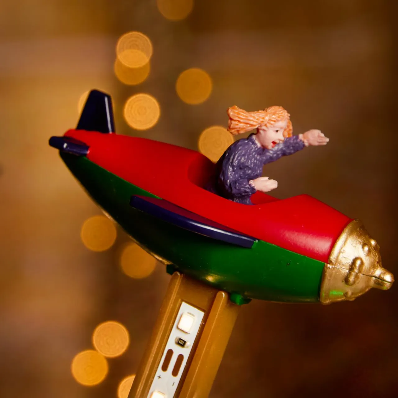 KAEMINGK Village de Noël lumineux, animé et musical (H47 cm) Manège avions Multicolore Outlet