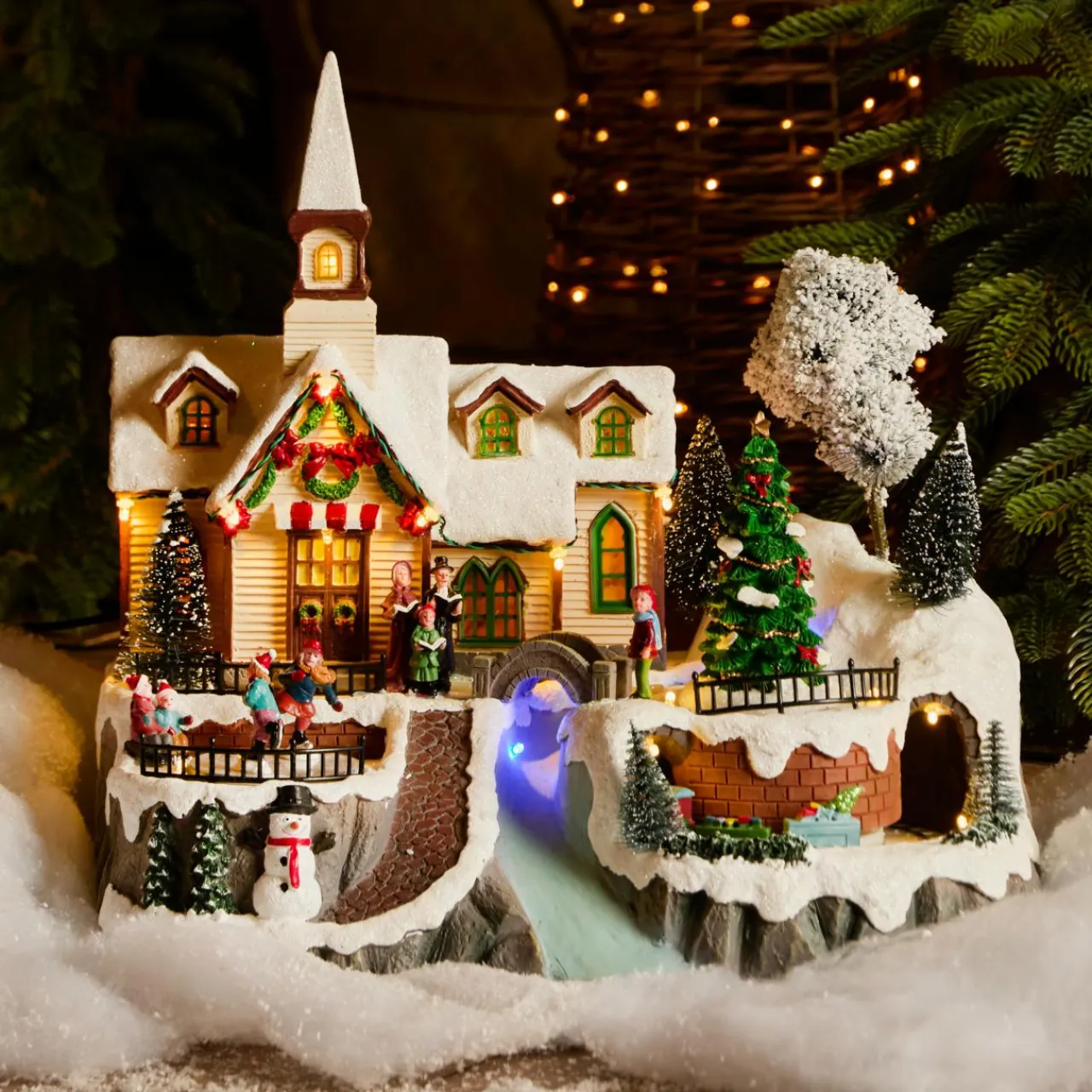 KAEMINGK Village de Noël lumineux, animé et musical (H33 cm) Eglise et chanteurs Multicolore Outlet